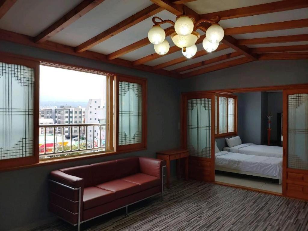 Emerald Ace Hotel Jeju Buitenkant foto