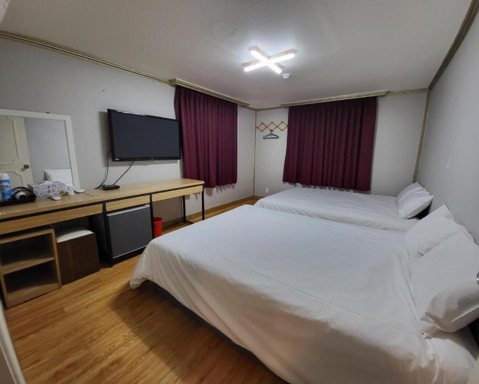 Emerald Ace Hotel Jeju Buitenkant foto